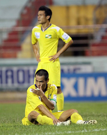 Mới 31 tuổi nhưng Hoàng có dấu hiệu xuống sức rõ rệt khi mùa giải V-League vừa rồi anh chỉ chơi được có 13/26 trận của Sông Lam Nghệ An...